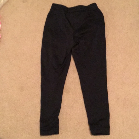 Girls size 10 under amour sweats.Minor rip on knee - Picture 3 of 3